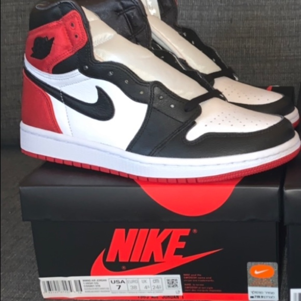 NIKE AIR JORDAN ONE SATIN BLACK TOE SIZE 7W 5.5M